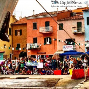 La protesta di genitori e bambini per il diritto allo studio "Se muore la scuola muore l'isola" #labuonascuola #giglio #isoladelgiglio #giglioisland #maremma #toscana #italy #tuscany #igersgiglio #igerstoscana #vivogrosseto #maremmalocal