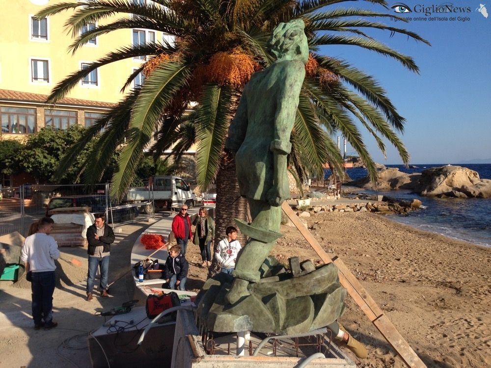 uomo che salva il mare statua isola del giglio giglionews