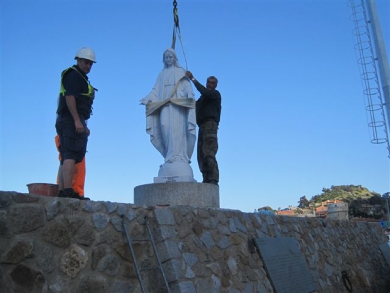 <p>Preparativi per la cerimonia di posa della Madonna Stella Maris</p>