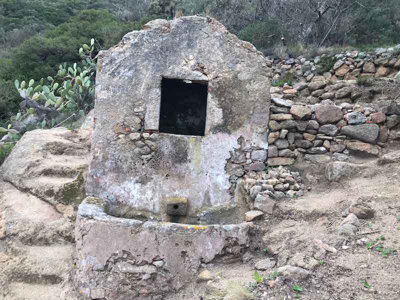 Zona San Giorgio, palmento con edicola a doppia vasca isola del giglio giglionews