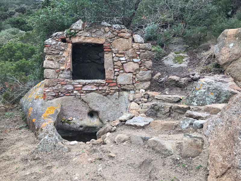 Zona San Giorgio, palmento doppia vasca con edicola isola del giglio giglionews