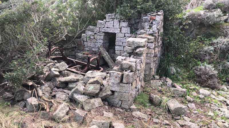 Cava di granito a Cala del Piccione isola del giglio giglionews