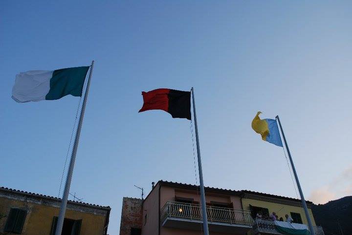 palio marinaro bandiere san lorenzo pennoni palio isola del giglio giglionews