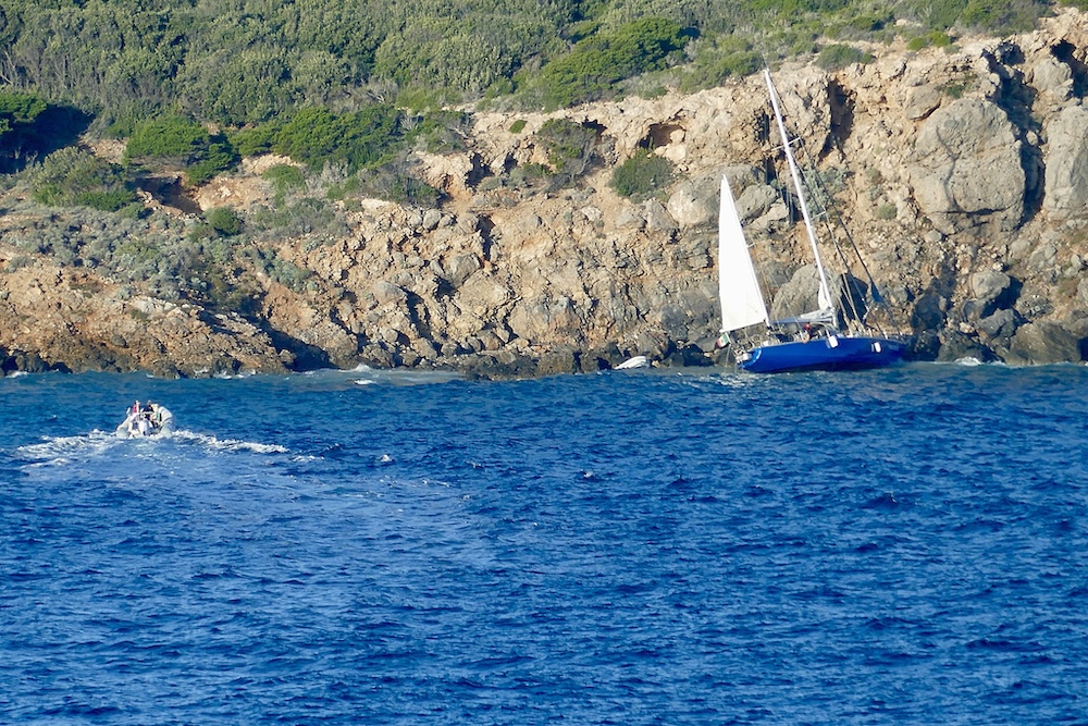 barca_scogli031125_1