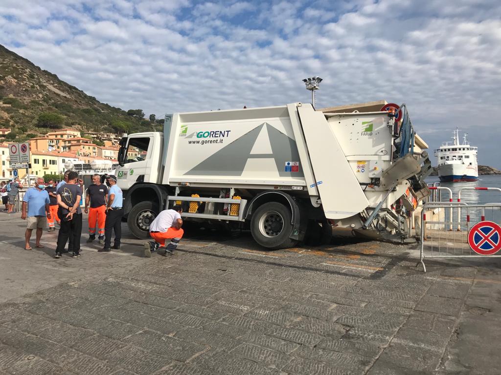 buca camion cedimento asfalto isola del giglio porto giglionews