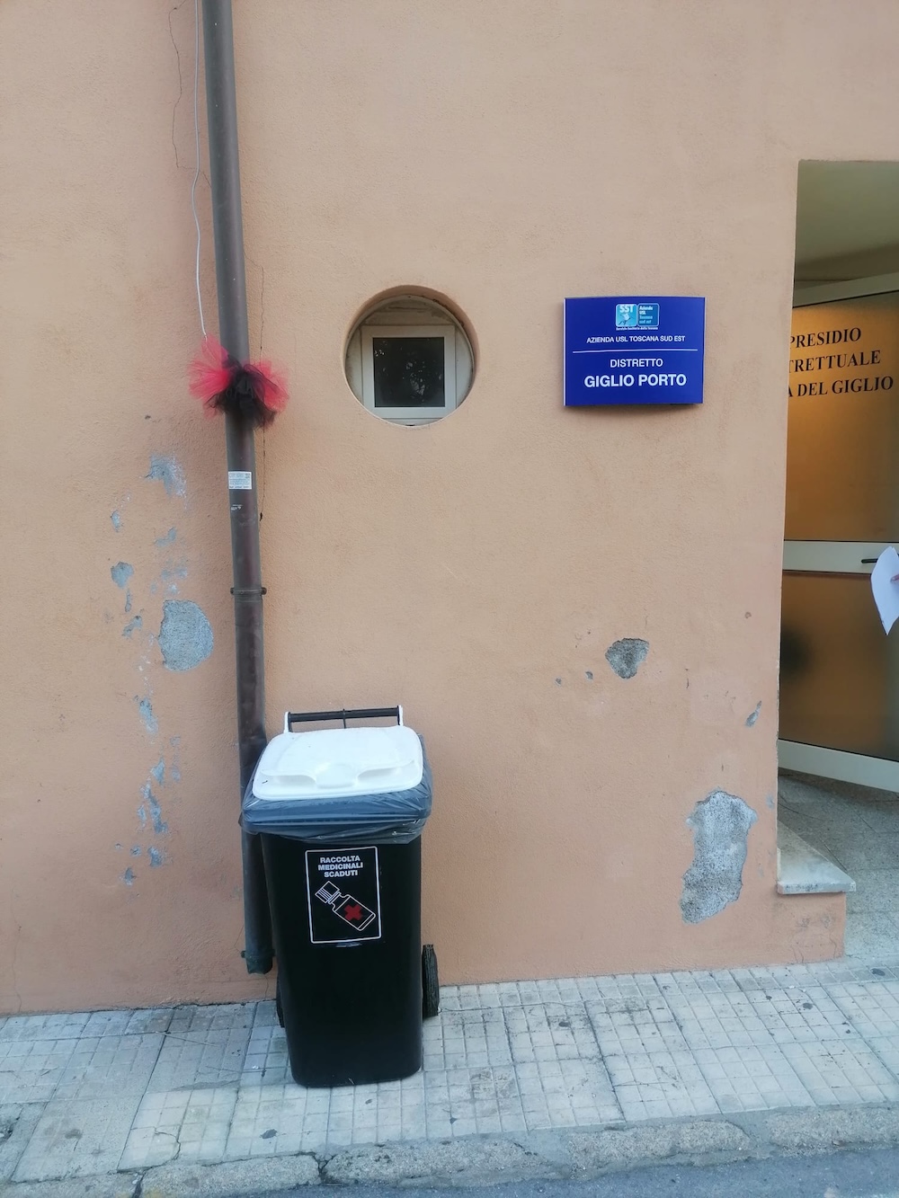 cassonetto_farmaci_porto300126