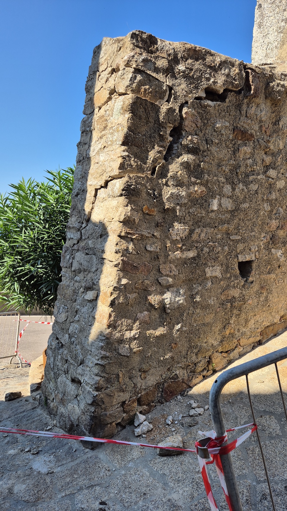 danneggiamento_buca_lombi130825_2