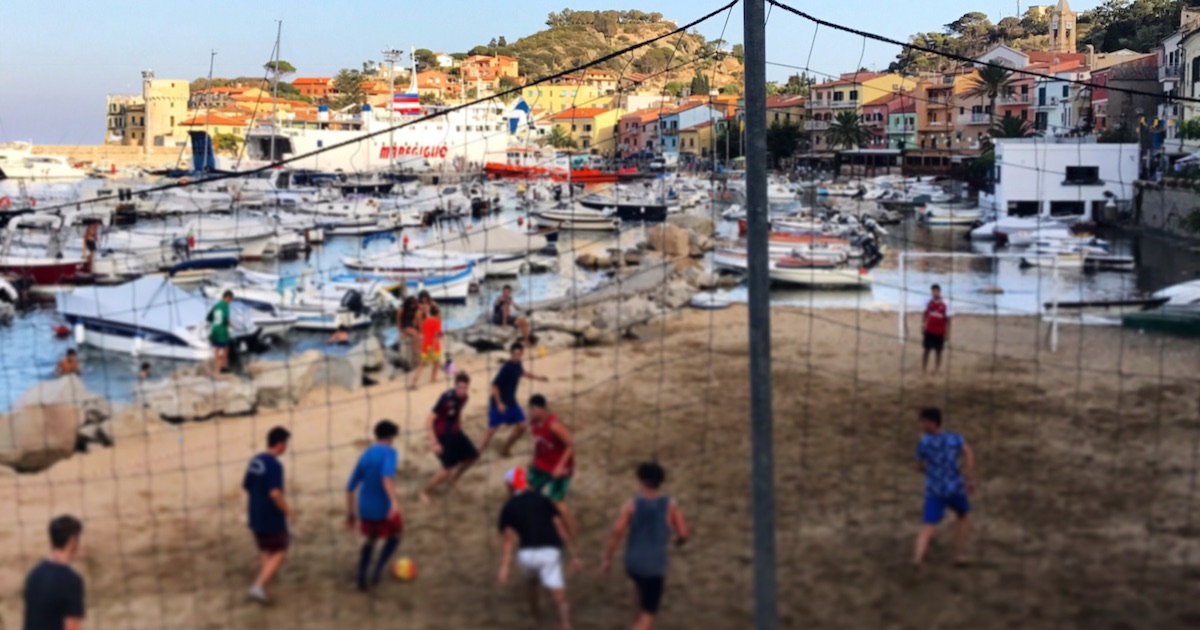 calcetto campetto maracanà dodo edoardo spiaggia isola del giglio giglionews