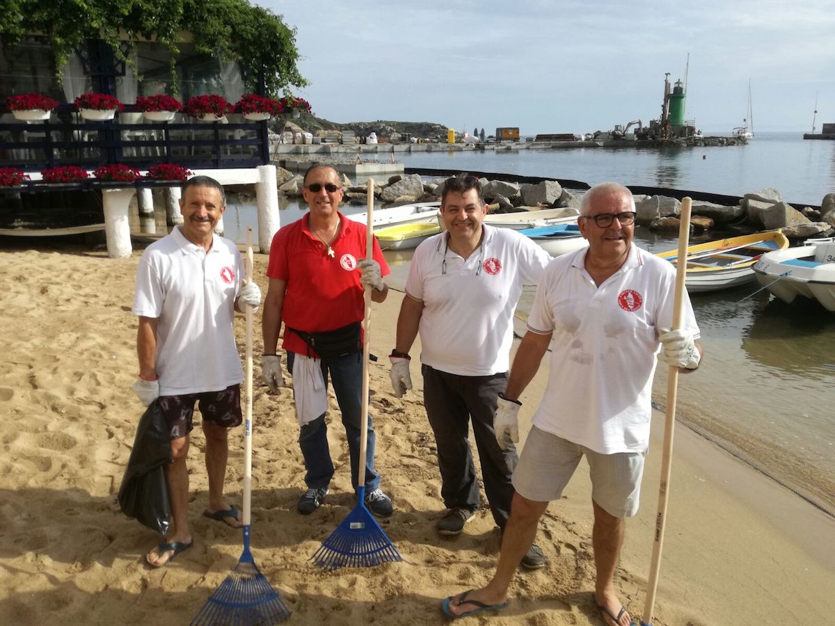 volontari circolo nautico pulizia spiagge isola del giglio giglionews