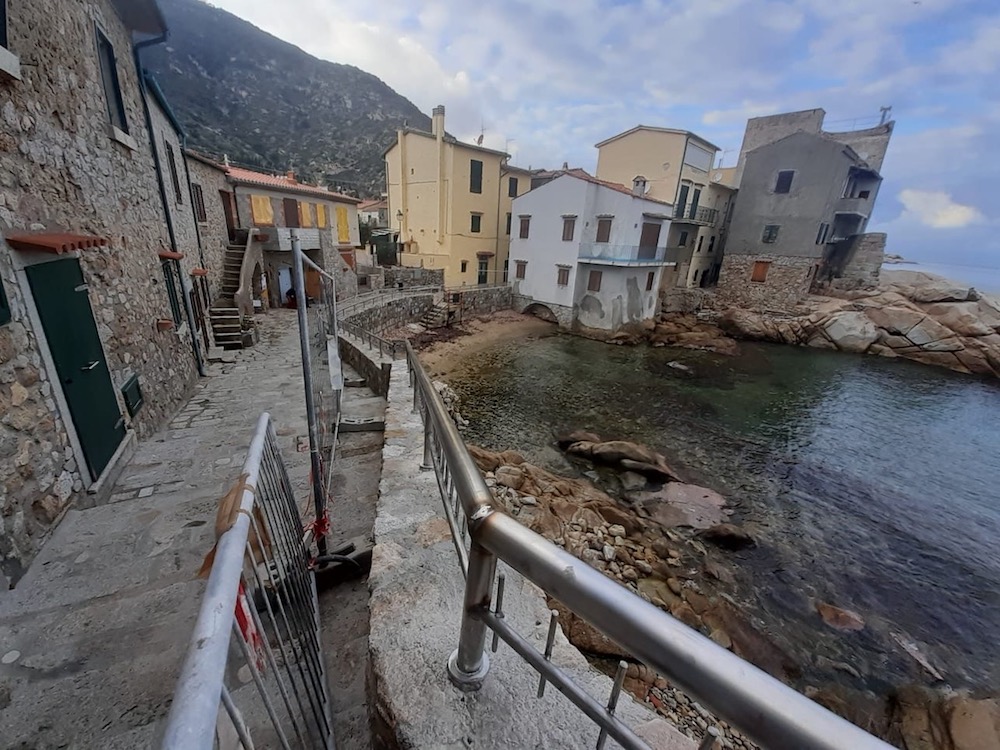 ringhiera caletta saraceno italia nostra isola del giglio giglionews