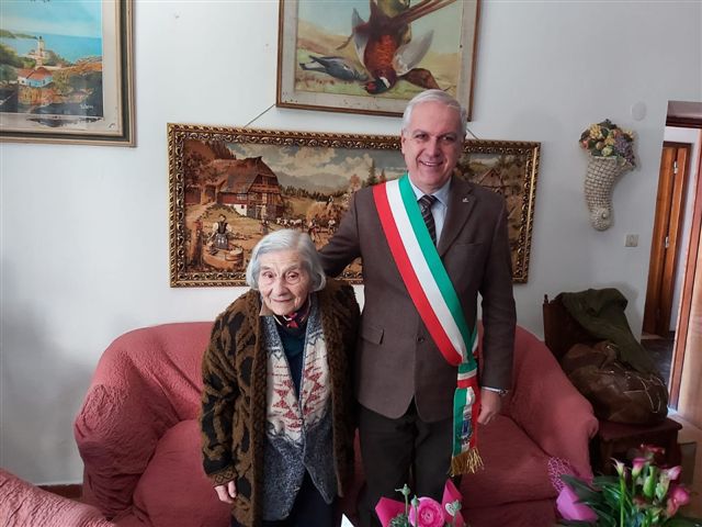 alda maggiora auguri sindaco isola del giglio giglionews